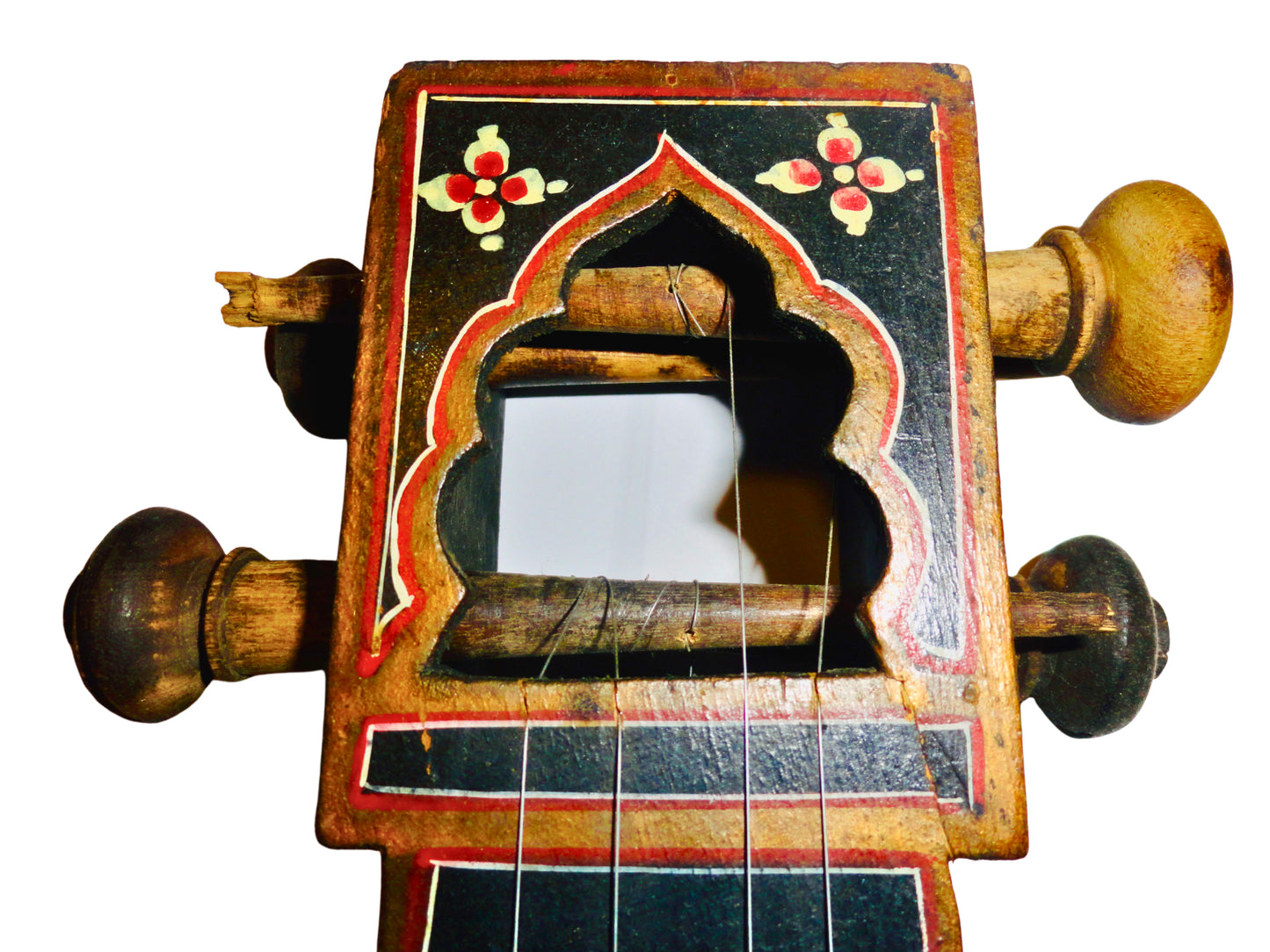 Sarangi, Instrumento, Marrón y Amarillo, Madera y Piel, India S XX, Medidas: 42.5 cm largo x 13.4 cm ancho x 9.5 cm altura. Peso: 600 gr.