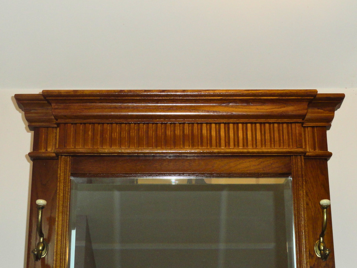 Pulaski Furniture Corporation, Hall Tree, Cafe, Caoba, USA - S XX, 182 cm ancho x 110 cm profundidad x 45 cm alto, 175 kg.