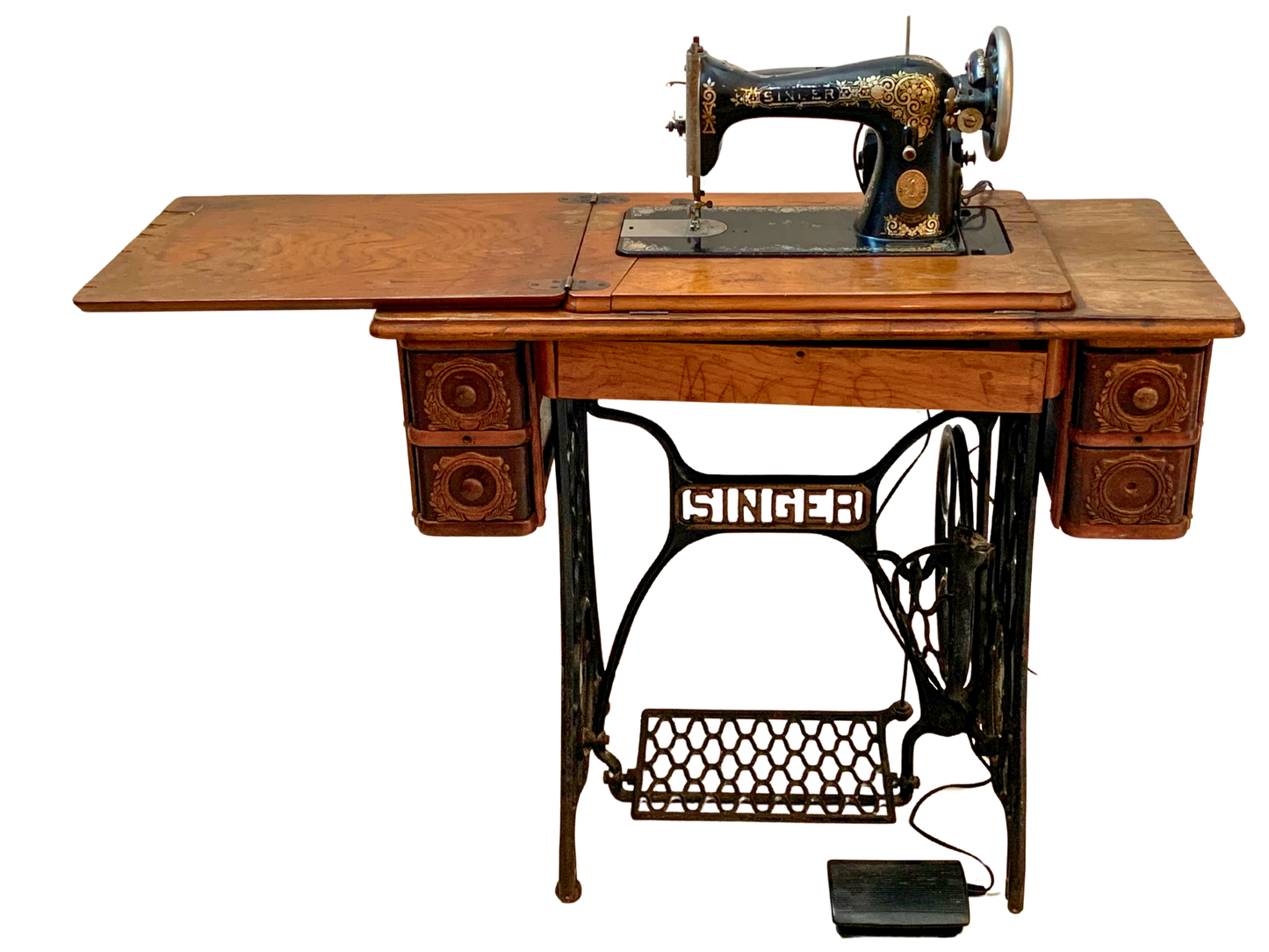 Singer, Maquina de Coser, Negro y Marrón, Hierro Fundido y Nogal, USA, 86 cm A x 41 cm P x  77 cm H, 40 - 45 kg. aproximadamente.