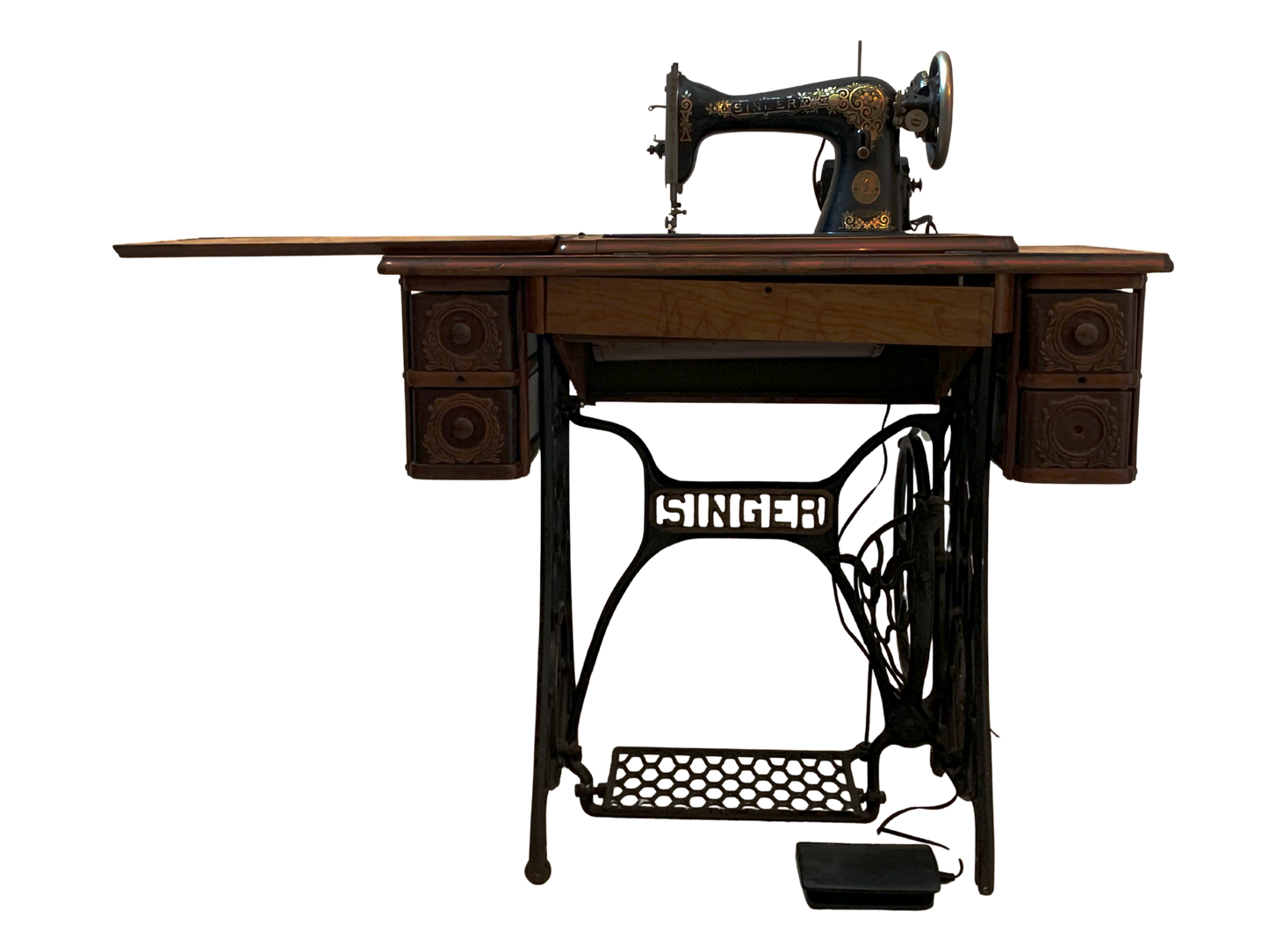 Singer, Maquina de Coser, Negro y Marrón, Hierro Fundido y Nogal, USA, 86 cm A x 41 cm P x  77 cm H, 40 - 45 kg. aproximadamente.